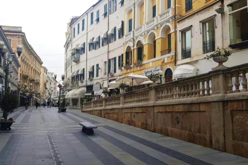 Casa Rosa Lucia Centrale Con Parcheggio Сан Ремо Екстериор снимка